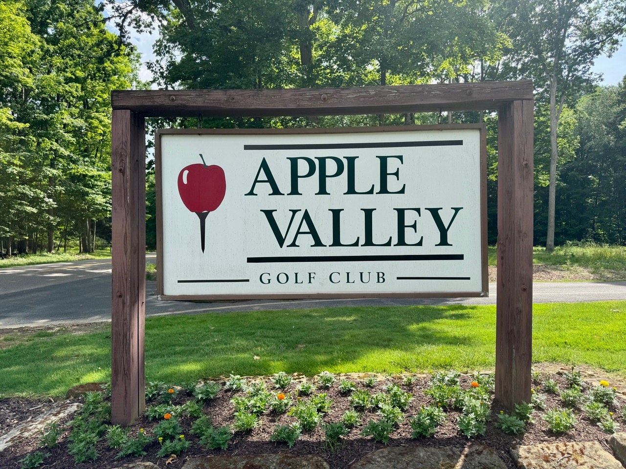 Apple Valley Golf Course Sign at the entrance road